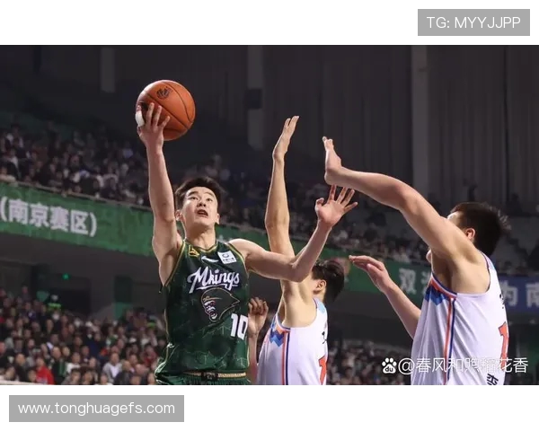 上海队与同曦队首发阵容对比分析及比赛前瞻