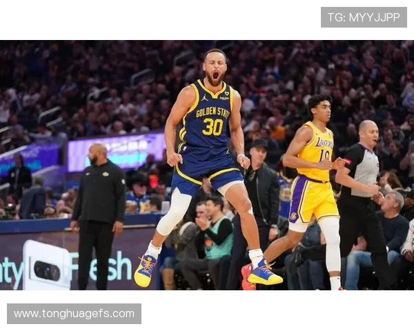 库里在湖人对勇士比赛中意外滑倒引发球迷热议与赛后分析